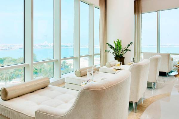 Loungebereich im St. Regis Abu Dhabi mit Blick auf den Ozean