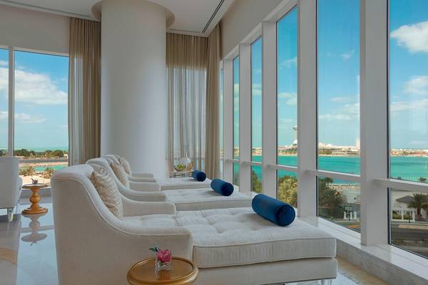 Suite-Lounge-Bereich im St. Regis Abu Dhabi mit Blick auf das Meer.