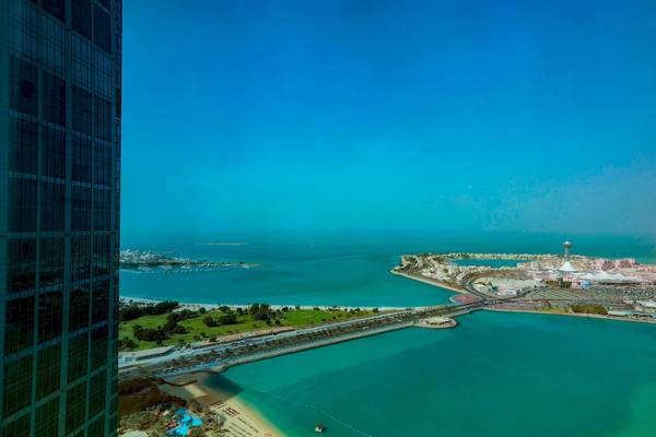 Aussicht auf das St. Regis Abu Dhabi Hotel mit Blick auf eine Bucht und eine Stadt