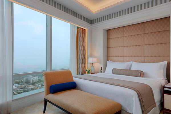 Suite-Zimmer im St. Regis Abu Dhabi mit Blick auf die Stadt und das Meer.