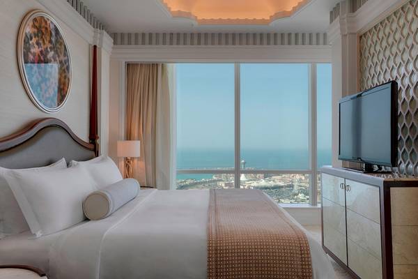 Zimmer im St. Regis Abu Dhabi Hotel mit Blick auf das Meer.