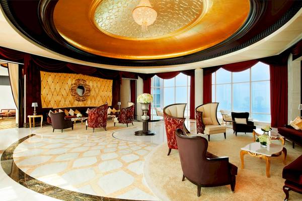 Das geräumige Foyer des St. Regis Abu Dhabi Hotels mit luxuriösen Möbeln und großen Fenstern.