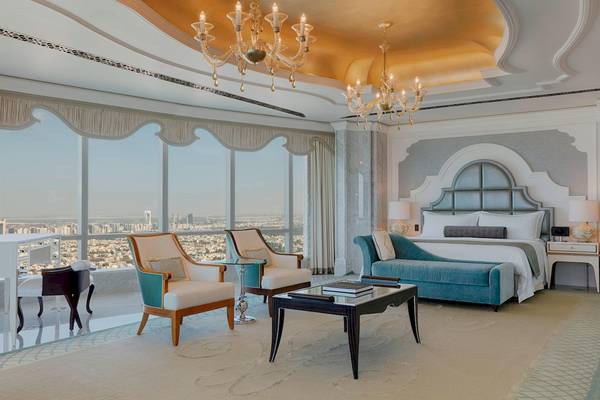 Das elegante Schlafzimmer des St. Regis Abu Dhabi Hotels mit modernen Möbeln und Aussicht auf die Stadt.