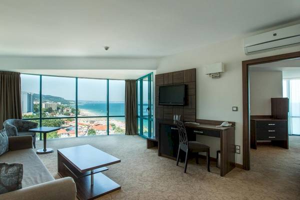 Innenansicht einer Hotelsuite im Marina Grand Beach Hotel mit Blick auf das Meer.