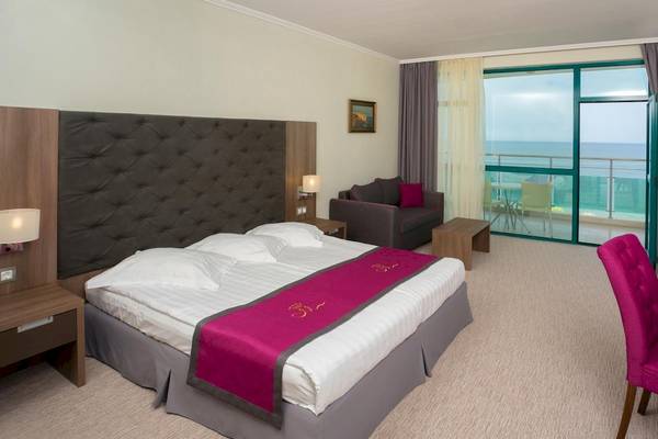 Innenansicht eines Hotelzimmers im Marina Grand Beach Hotel mit Meerblick.
