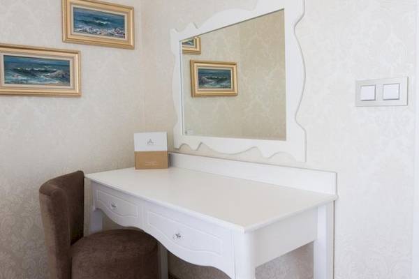 Schreibtisch und Spiegel im Zimmer des Marina Grand Beach Hotels.