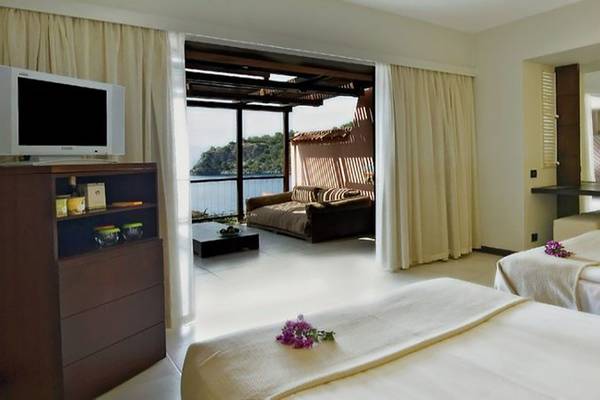 Doppelbett-Zimmer mit Blick auf das Meer im Hillside Beach Club Hotel.