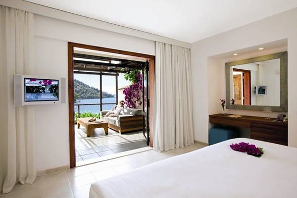 Innenansicht eines Zimmers im Hillside Beach Club Hotel mit Blick auf das Meer.