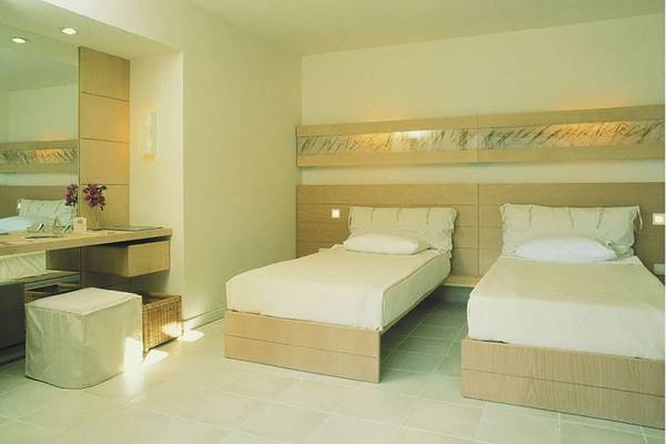 Schlafzimmer im Hillside Beach Club Hotel mit zwei Betten und einem Schreibtisch.