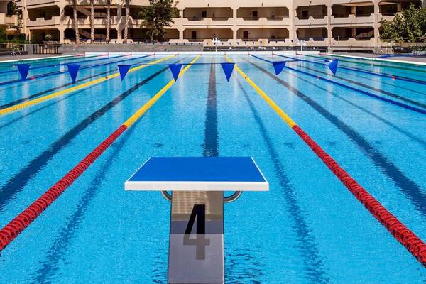 Olympisches Schwimmbecken im Barcelo Lanzarote Active Resort mit Schwimmbahnen und Startblöcken.