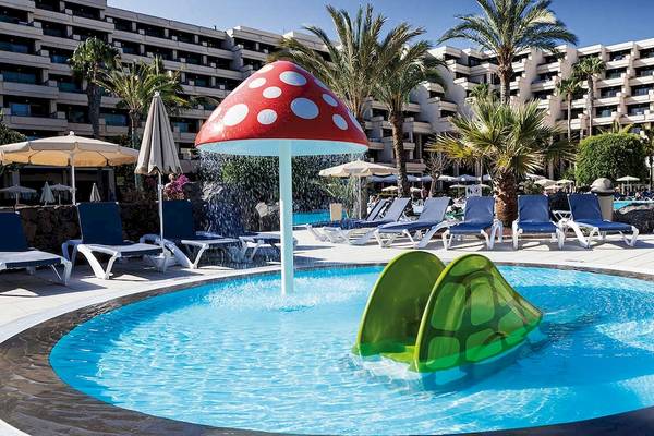 Pool mit Pilzbrunnen im Barcelo Lanzarote Active Resort