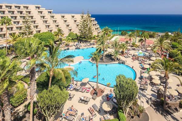 Luftaufnahme des Barcelo Lanzarote Active Resorts mit großem Pool und Blick auf das Meer.