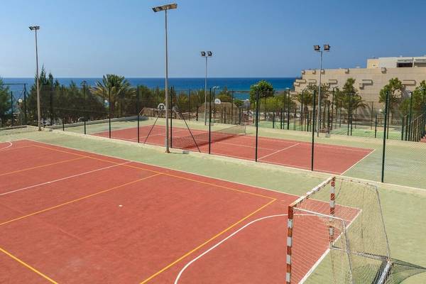 Tennisplätze am Meer im Barcelo Lanzarote Active Resort