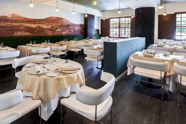 Innenbereich des Restaurants im Barcelo Lanzarote Active Resort mit gedeckten Tischen und Stühlen.