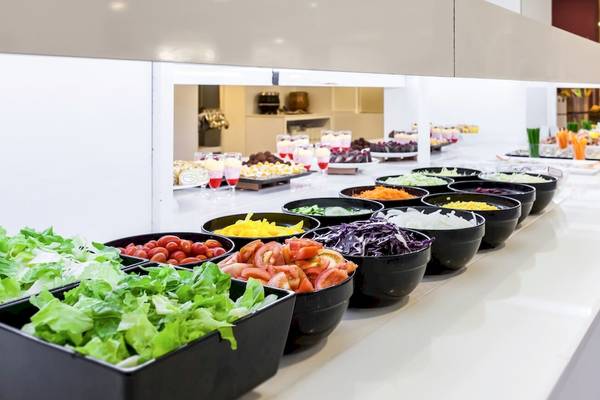 Buffet mit verschiedenen Gemüsen im Barcelo Lanzarote Active Resort.