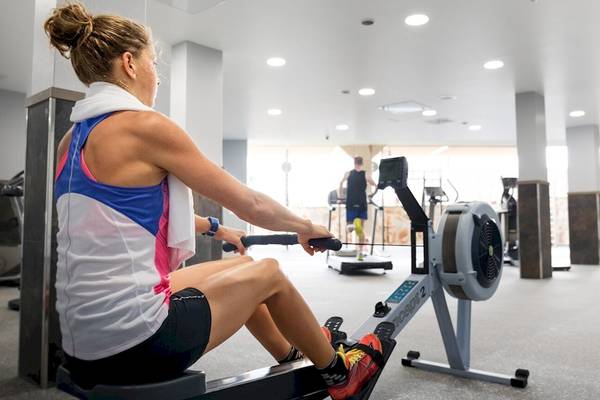 Frau benutzt ein Rudergerät im Fitnessstudio des Barcelo Lanzarote Active Resort