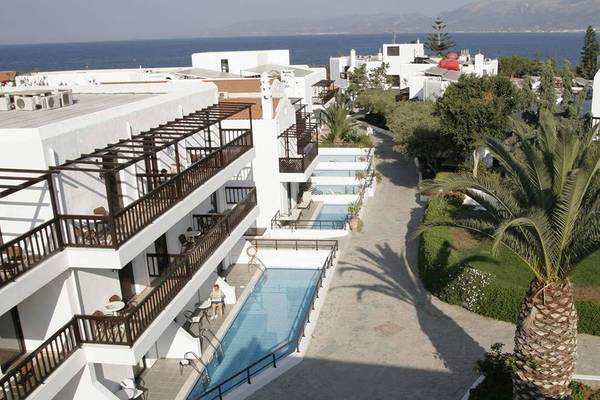 Außenansicht des Hersonissos Maris Hotels mit Swimmingpool und Balkonen.