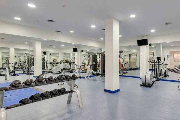 Fitnesscenter des Barcelo Lanzarote Active Resort mit vielen Geräten und Spiegeln