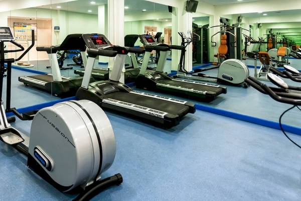 Fitnesscenter im Barcelo Lanzarote Active Resort mit Laufbändern und Crosstrainern