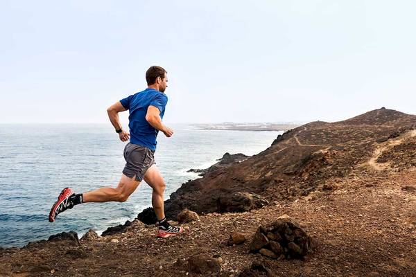 Mann läuft an der Küste neben dem Barcelo Lanzarote Active Resort