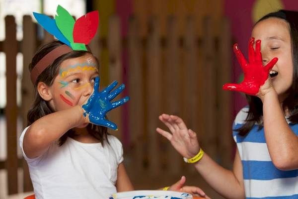 Zwei Kinder mit Farben auf den Händen im Barcelo Lanzarote Active Resort