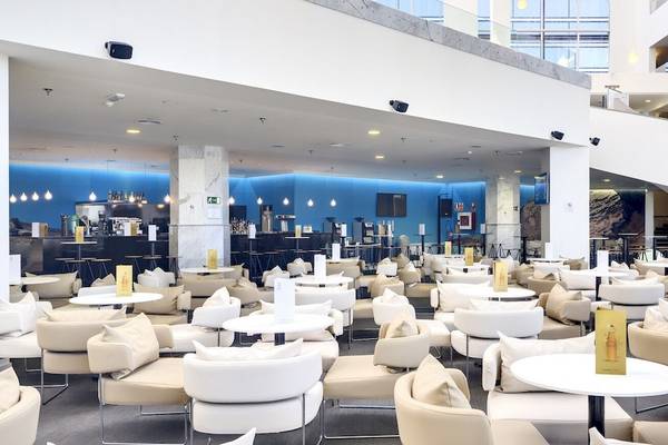 Loungebereich des Barcelo Lanzarote Active Resort mit vielen weißen Tischen und Stühlen.