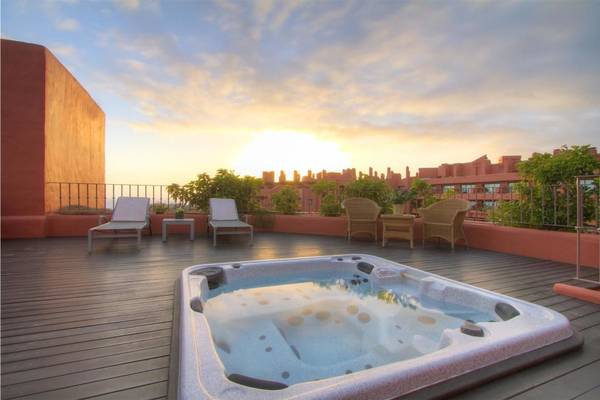 Terrasse mit Whirlpool im Tivoli La Caleta Tenerife Resort