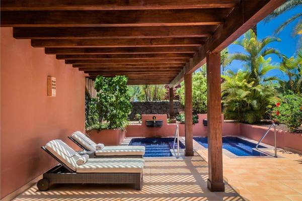 Terrasse mit Lounge-Sesseln und zwei Pools im Tivoli La Caleta Tenerife Resort