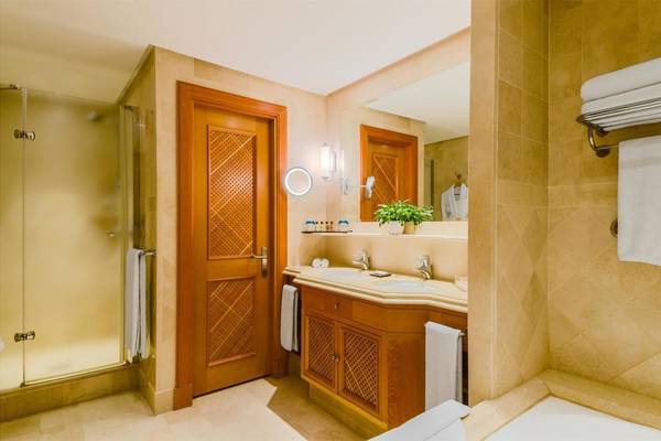 Badezimmer im Tivoli La Caleta Tenerife Resort mit Dusche, Waschbecken und Badewanne.