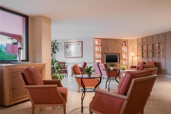 Lobby-Lounge des Tivoli La Caleta Tenerife Resorts mit bequemen Sesseln und Tischen.