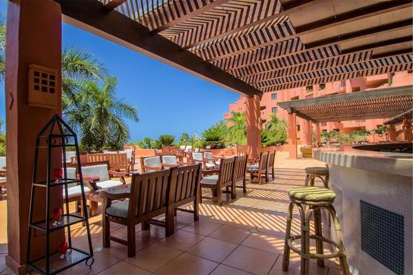 Terrasse des Tivoli La Caleta Tenerife Resorts mit Tischen und Stühlen