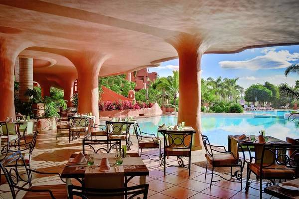 Innenansicht des Restaurants im Tivoli La Caleta Tenerife Resort mit Blick auf den Pool.