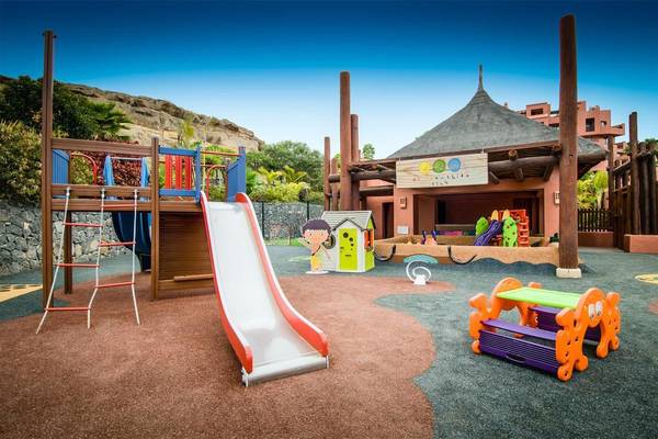 Kinderspielplatz im Tivoli La Caleta Tenerife Resort mit Rutsche und Spielhaus