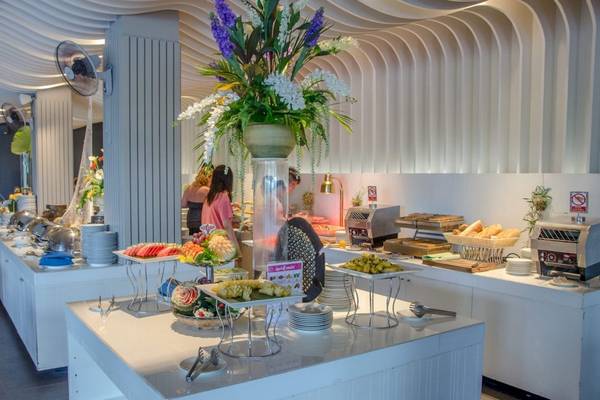Frühstücksbuffet im Beyond Resort Krabi mit verschiedenen Speisen, Tellern und Dekorationen.