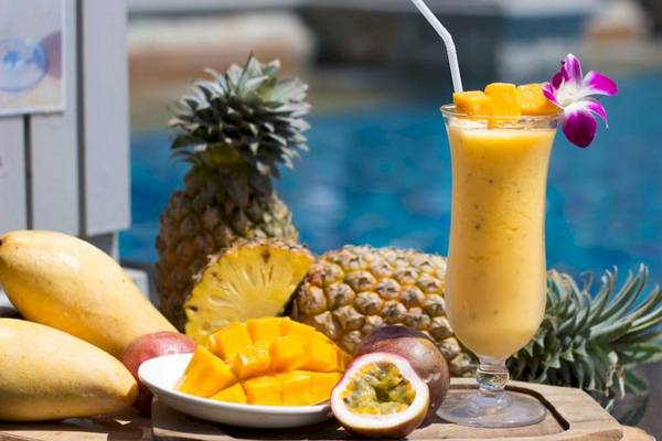 Cocktail mit exotischen Früchten wie Ananas, Mango und Maracuja am Pool des Beyond Resort Krabi.