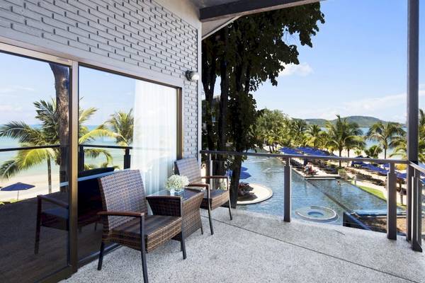 Balkonansicht des Beyond Resort Krabi mit Meer, Strand und Palmen