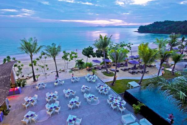 Luftaufnahme des Beyond Resort Krabi mit Blick auf den Strand und das Meer bei Sonnenuntergang.