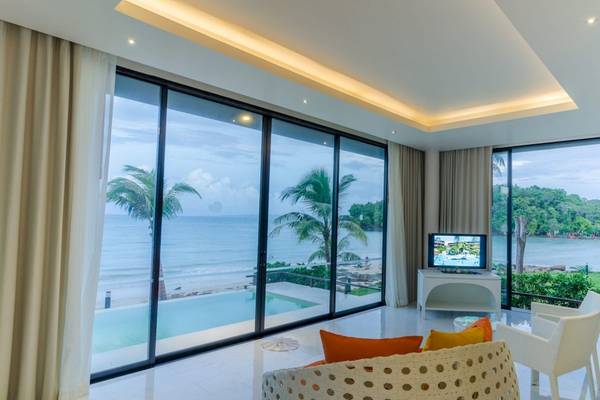 Wohnzimmer des Beyond Resort Krabi mit Panoramablick auf das Meer und Inseln