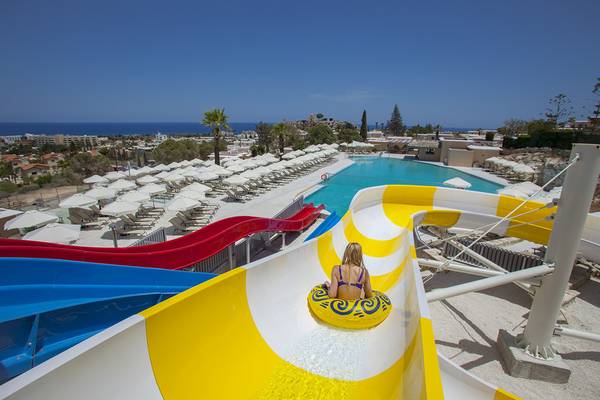Blick auf das Wasserrutschen-Areal im Louis St. Elias Resort & Waterpark.