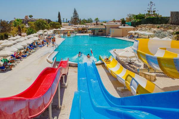 Wasserpark des Louis St. Elias Resorts mit bunten Rutschen und vielen Gästen