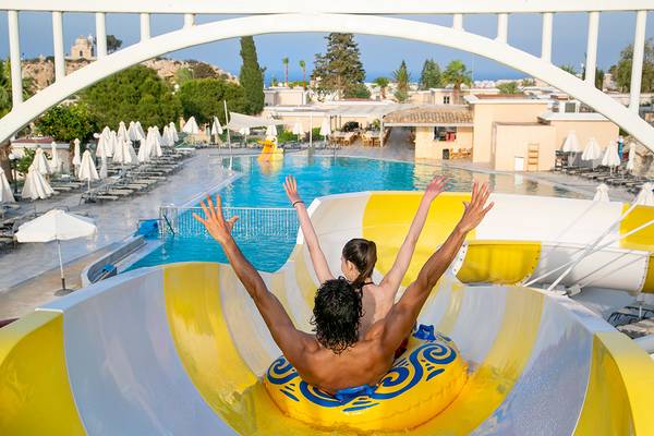 Gäste genießen die Wasserrutsche im Louis St. Elias Resort & Waterpark.