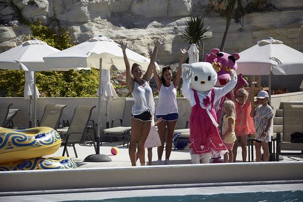 Kinder mit Hello Kitty Figur am Swimmingpool des Louis St. Elias Resort & Waterpark