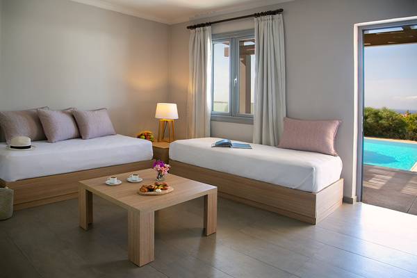 Doppelzimmer mit Aussicht auf den Pool im Louis St. Elias Resort & Waterpark.