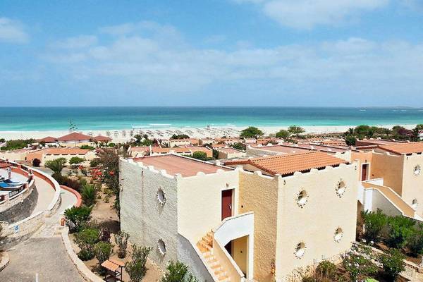 Luftaufnahme des Occidental Boa Vista Beach Hotels mit Blick auf den Strand und das Meer.