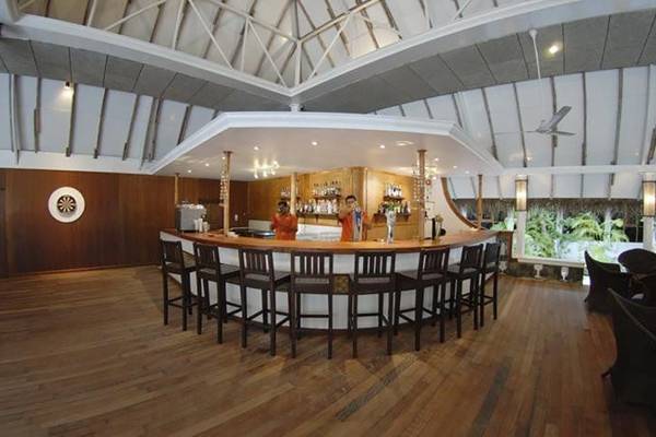 Barbereich im Ellaidhoo Maldives by Cinnamon Hotel mit zwei Angestellten an der Theke.