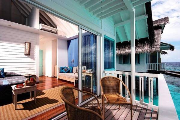 Ein Balkon des Ellaidhoo Maldives by Cinnamon mit Blick auf das Meer.