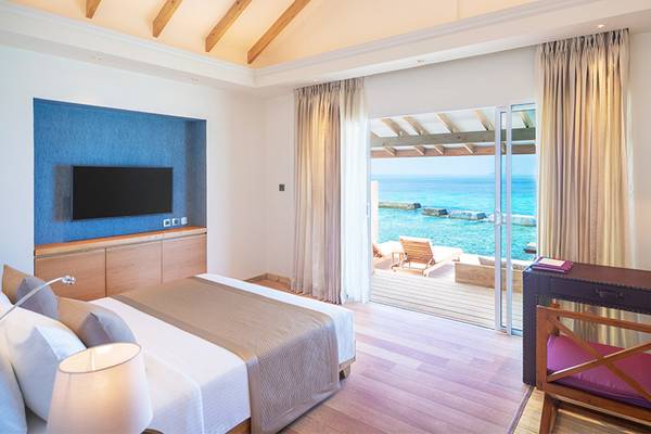 Zimmer im Ellaidhoo Maldives by Cinnamon mit Meerblick und Terrasse.