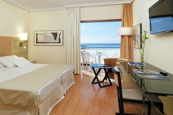 Zimmer im H10 Gran Tinerfe Hotel mit Blick auf das Meer und Balkon.