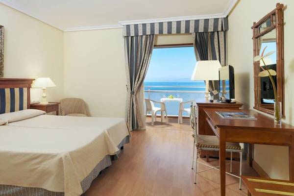 Doppelzimmer im H10 Gran Tinerfe Hotel mit Meerblick, zwei Betten, Balkon und Meersicht.