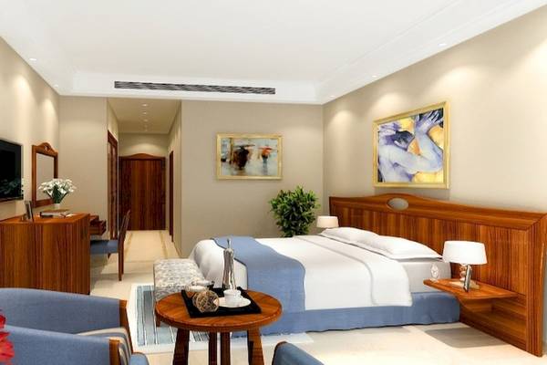 Hotelzimmer im Stella Gardens Resort & Spa Makadi Bay mit großem Bett, Schreibtisch und Fernseher.